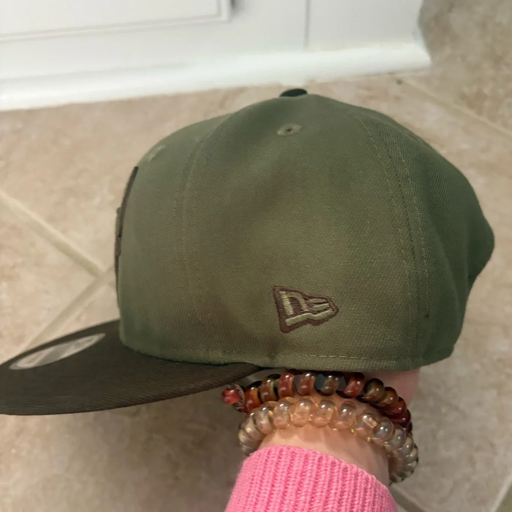 Men's New Era OSFM Olive Chicago Bulls 9FIFTY Snapback Hat with brown brim